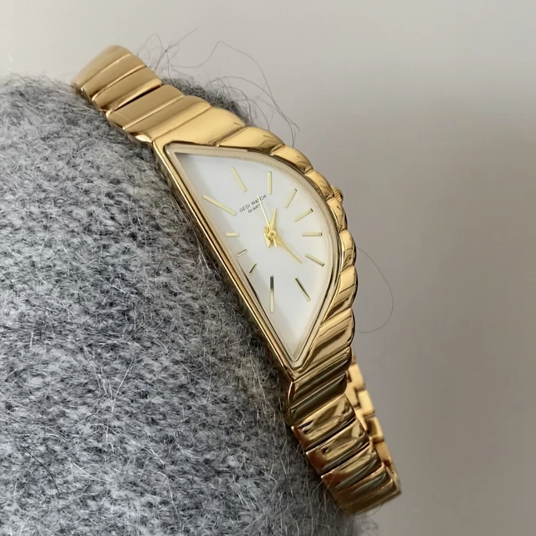 精致时尚潮流高级感女士手表百搭轻奢复古金色女士石英表腕表