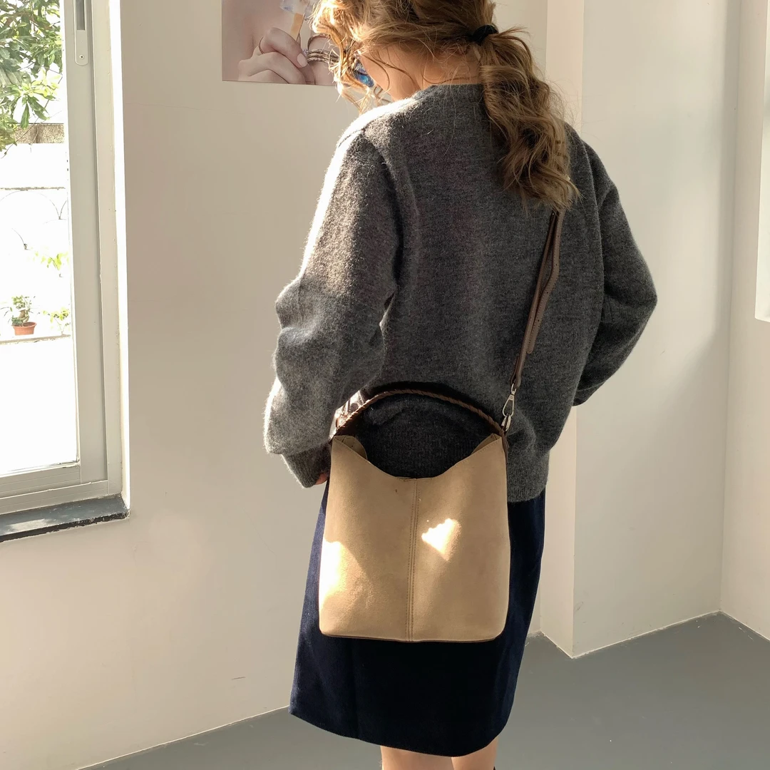 竹笋喵喵 韩系小众绒面水桶包女2025秋冬迷你简约百搭通勤斜挎包