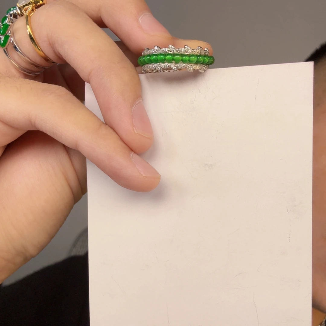 翡翠未镶嵌颈饰一件