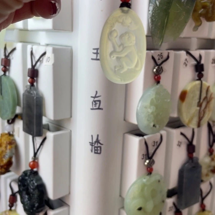 蛇纹石玉颈饰合金?****?