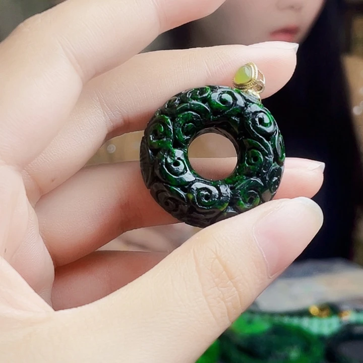翡翠未镶嵌颈饰多样性