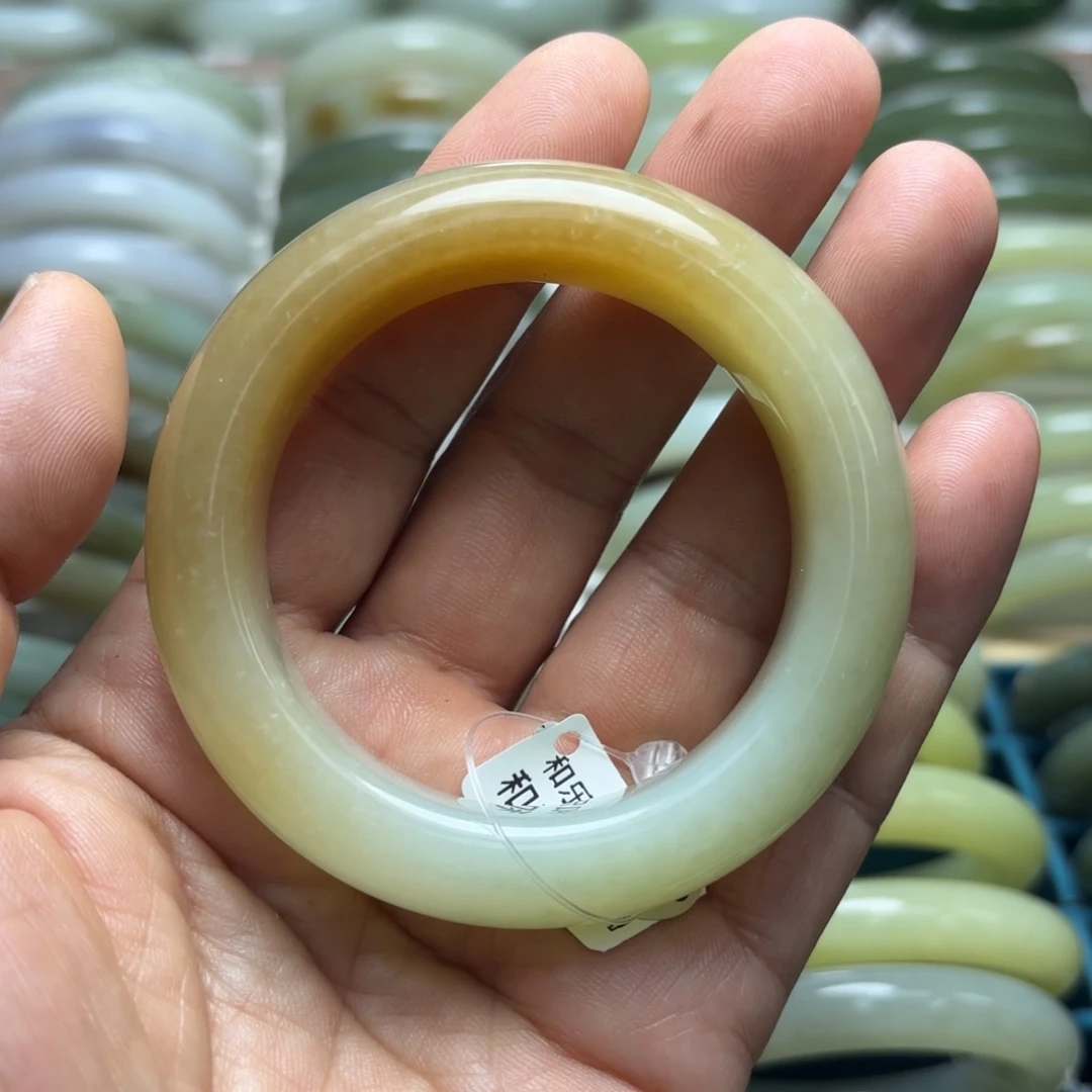 和田玉未镶嵌手镯