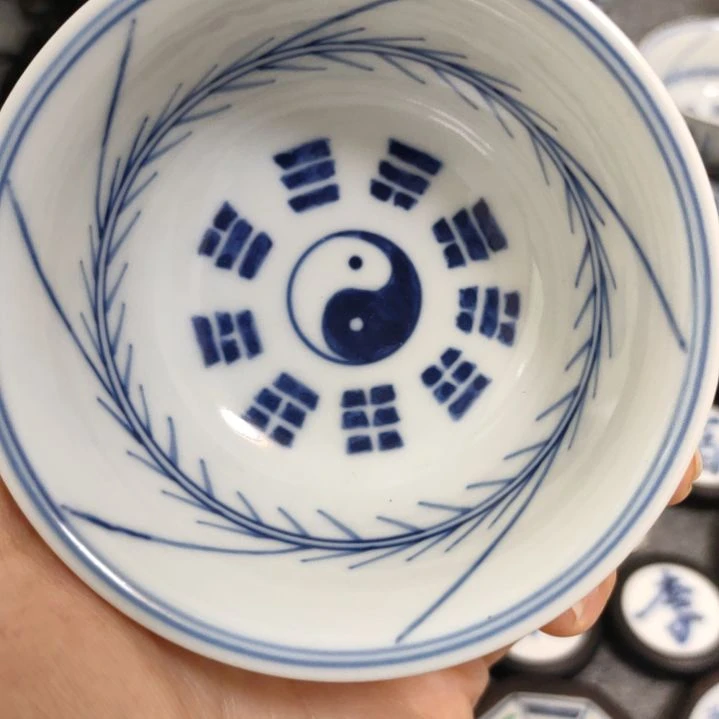 瓷片y****y青花八卦杯子一个