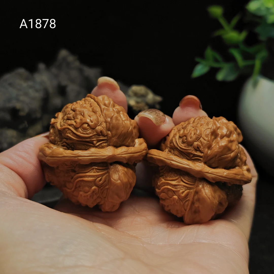 必入二回文玩核桃雕刻手把件山水瑞兽