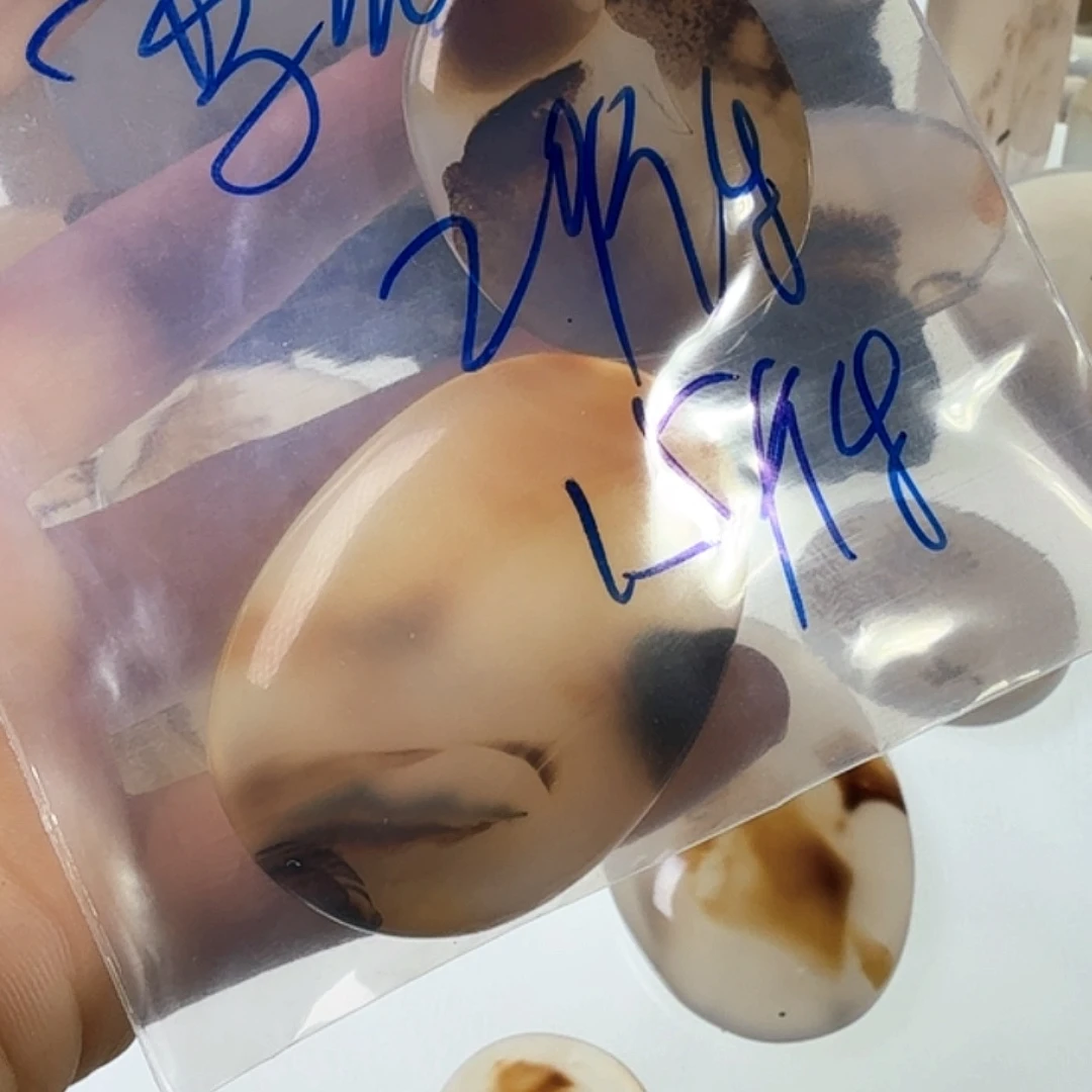李***7玛瑙/玉髓未镶嵌珠宝半成品