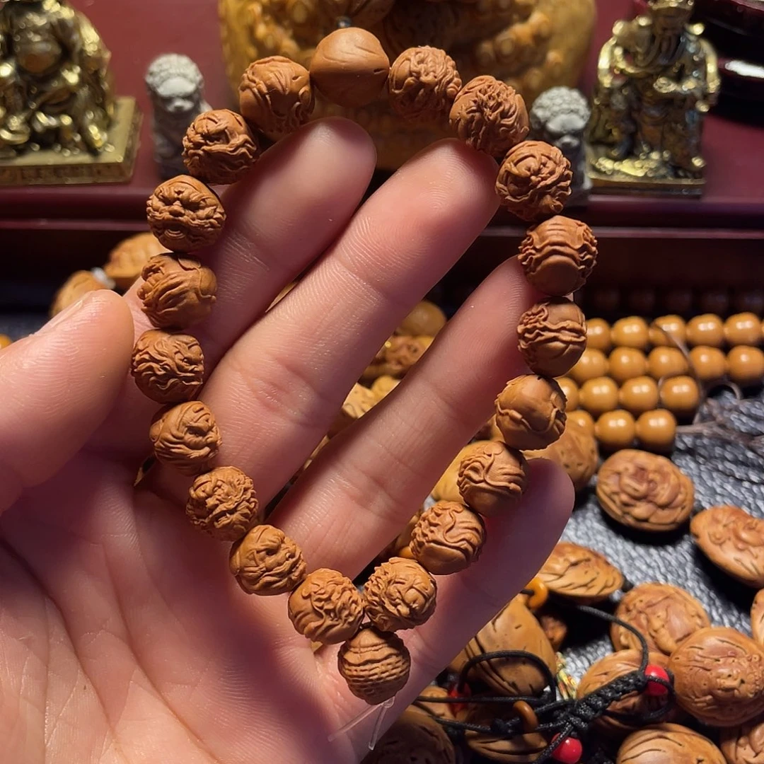 龙纹桃核雕刻钟馗头