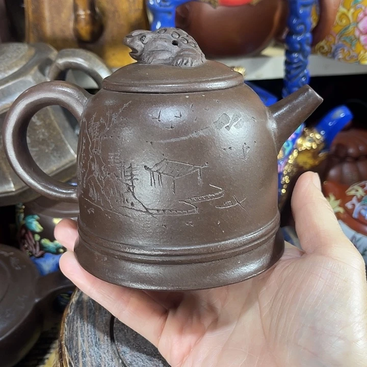 茶壶紫泥原矿泥料手工制作的一把紫砂壶。
