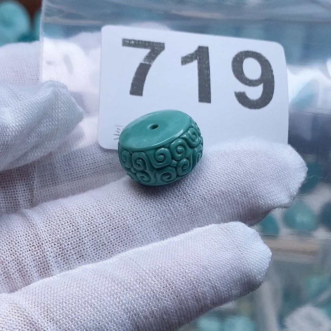 前***路绿松石未镶嵌珠宝奇石