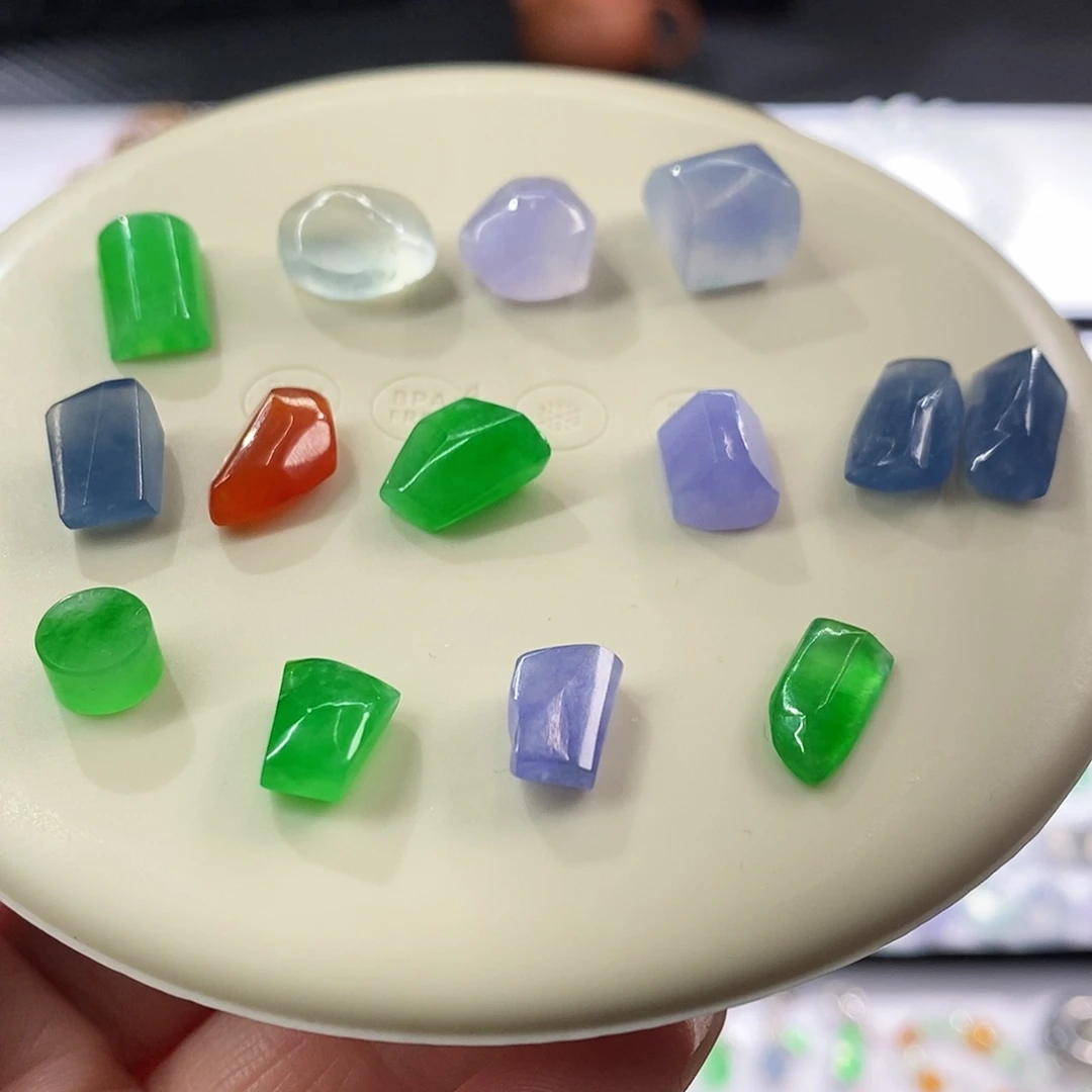 颈饰未镶嵌翡翠红翡随形，其他不同价