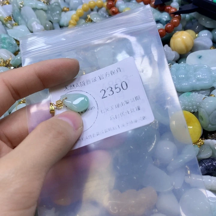 翡翠足银镀金镶嵌颈饰翡翠