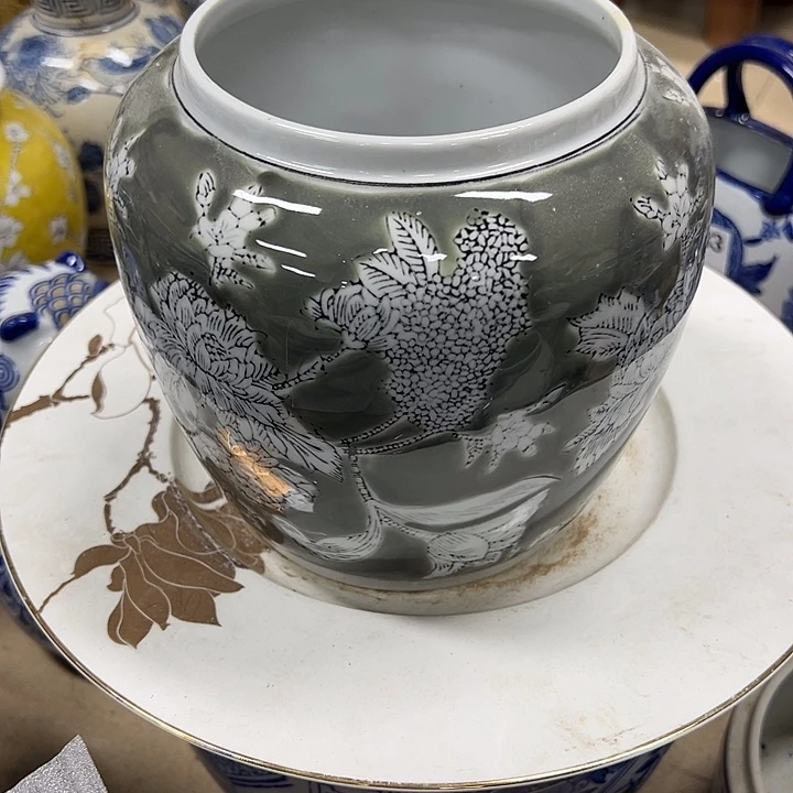 瓷片微瑕陶瓶。。。。。。。。。。。。。。。