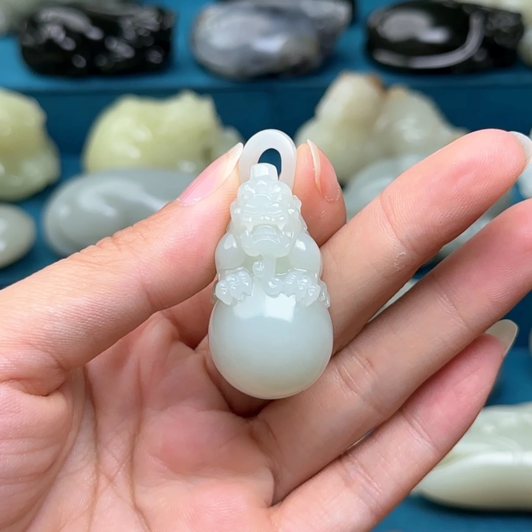 22K金镶嵌和田玉（糖玉）把件