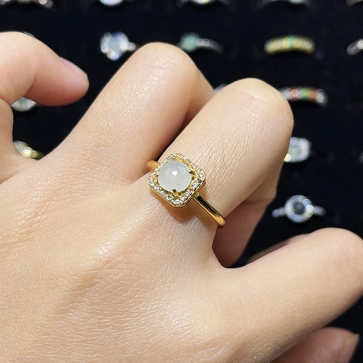 翡翠未镶嵌颈饰戒指