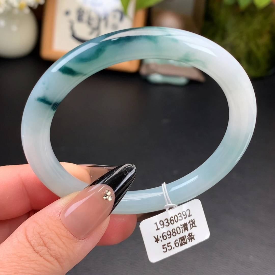 翡翠手镯未镶嵌奶白飘蓝美人条