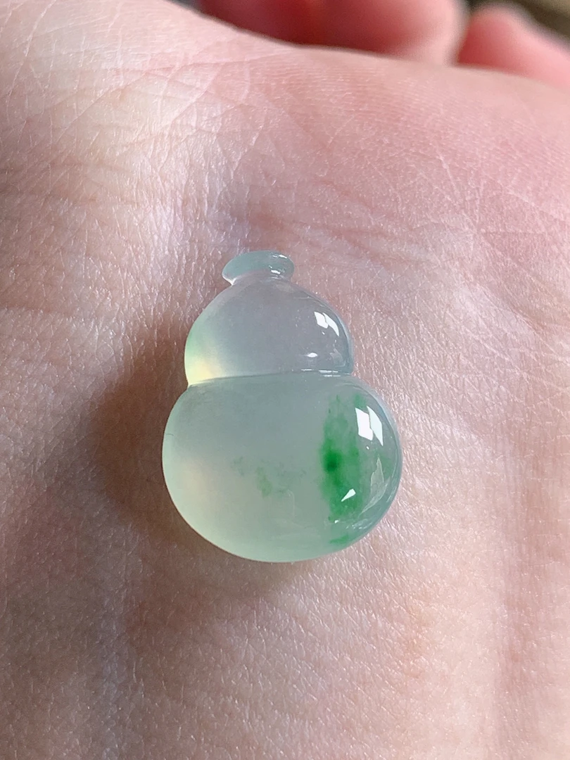 天然缅甸翡翠A货冰种阳绿饱满葫芦裸石，尺寸16.5*12.2*4.5