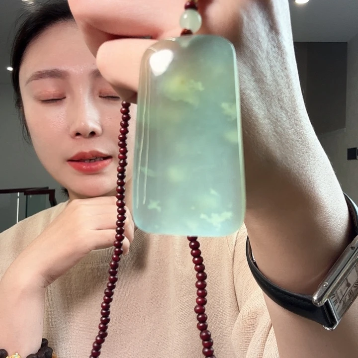 颜***色蛇纹石玉未镶嵌颈饰