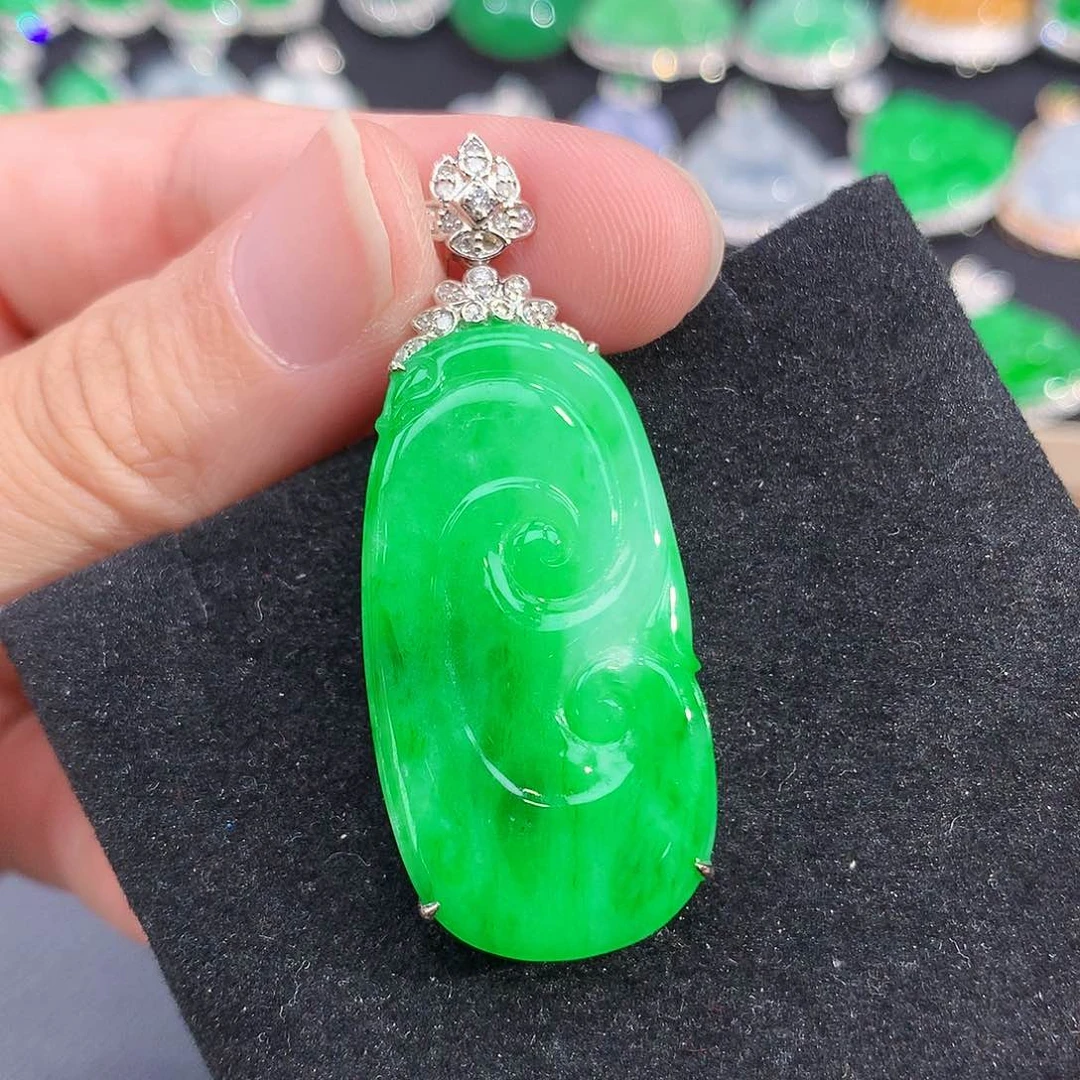 翡翠18K金镶嵌颈饰