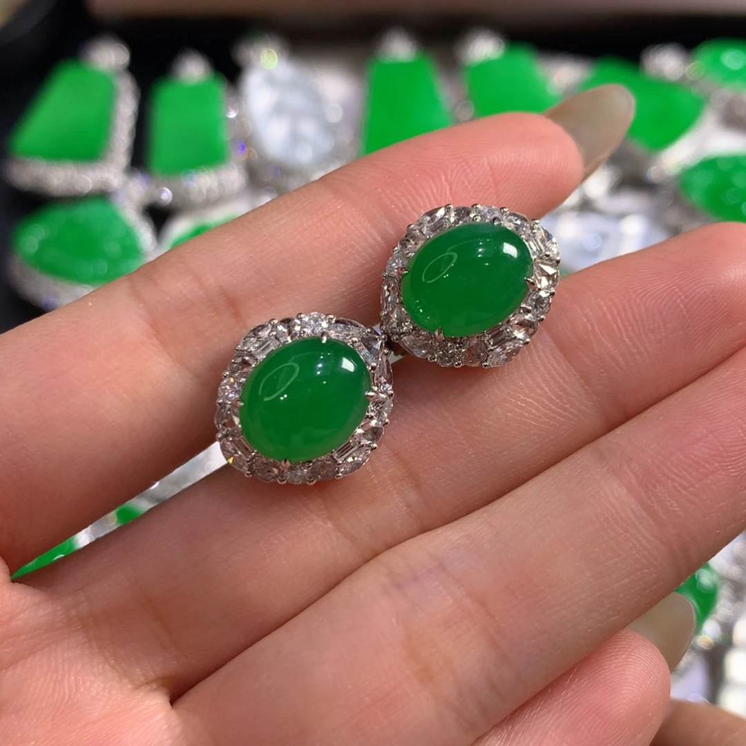 翡翠18K金镶嵌颈饰蛋面