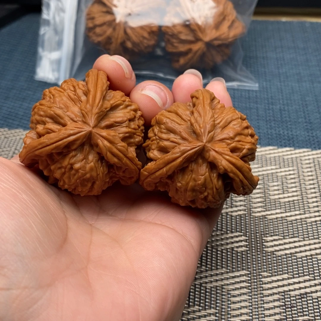 贝****文玩核桃吊坠三棱