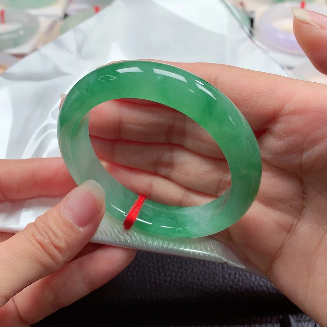 翡翠手镯未镶嵌84号，冰绿，种色兼备，有小纹