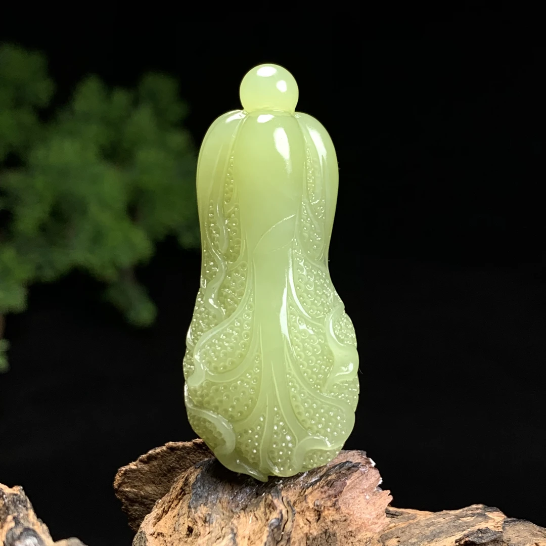 天然新疆和田玉若羌黄口料白菜吊坠尺寸52*22*15重量22克