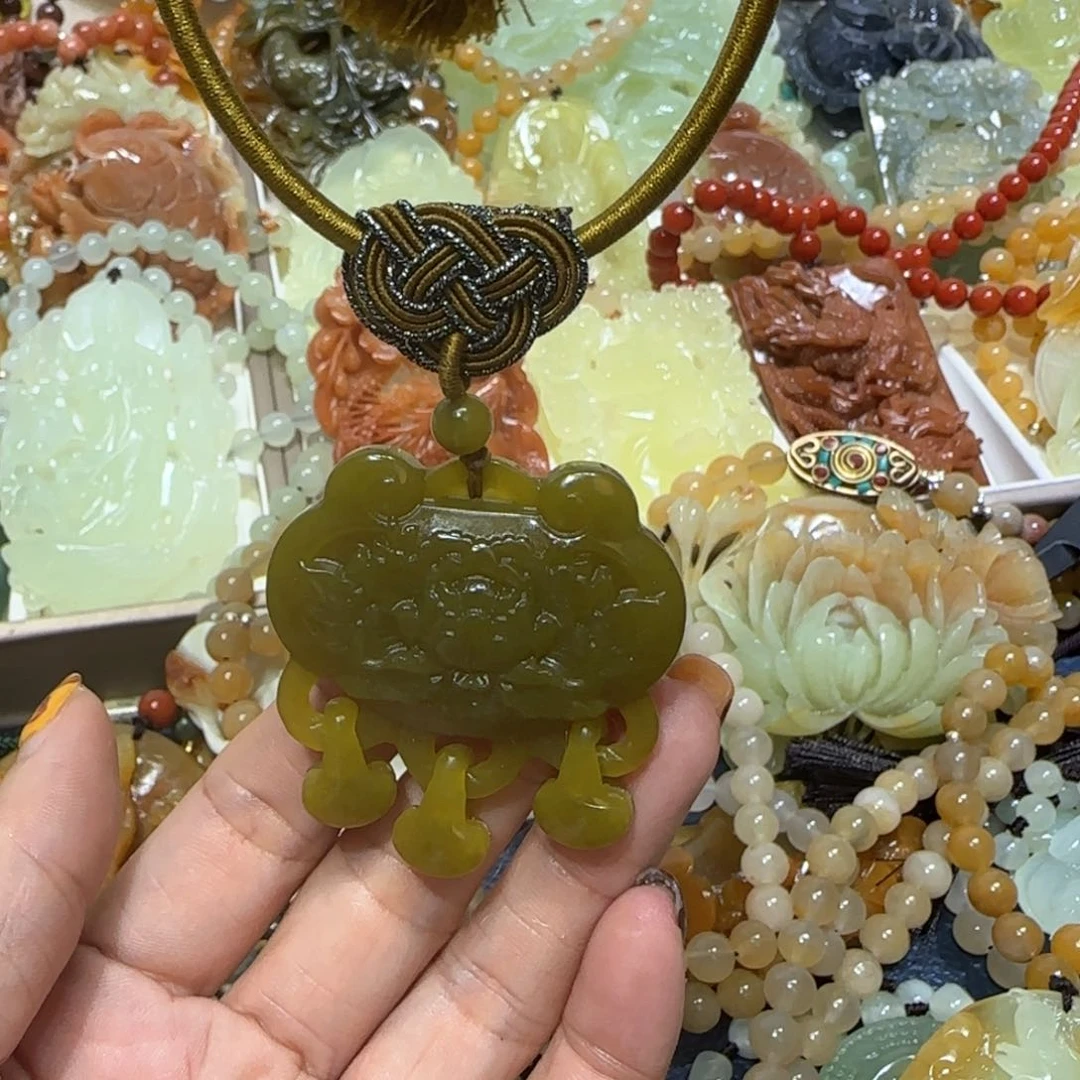 未镶嵌蛇纹石玉吊坠