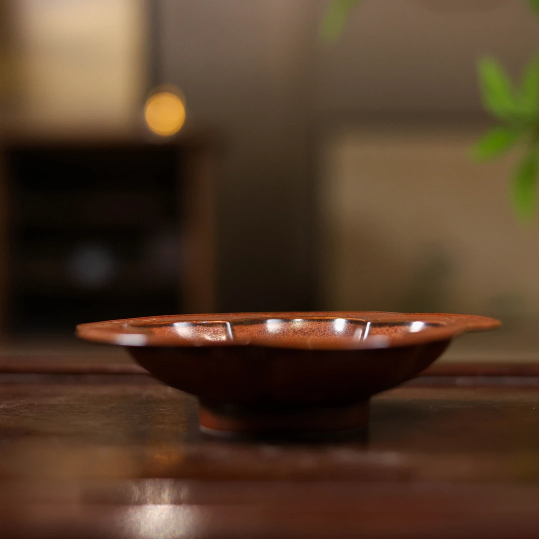 斋居 红金釉五瓣·莲花草帽碟-14公分（Q7326）