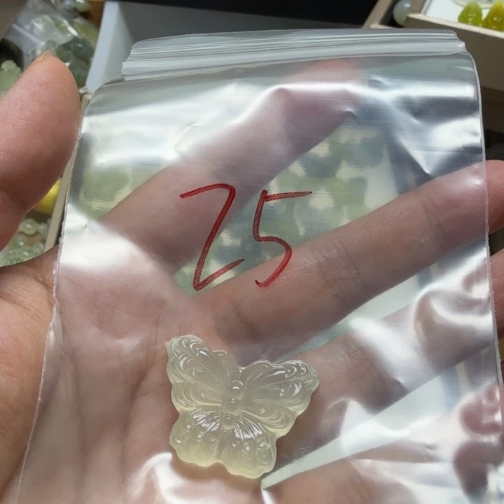 透闪石-蛇纹石玉吊坠未镶嵌