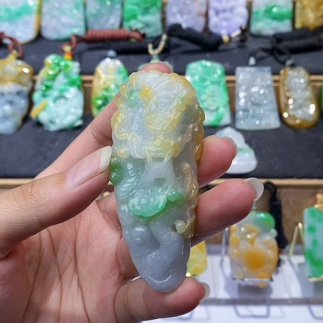 翡翠未镶嵌颈饰龙
