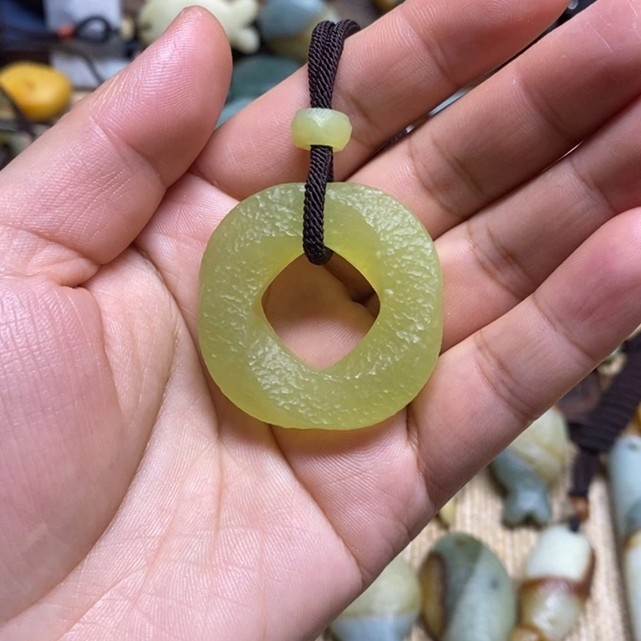 蛇纹石玉未镶嵌颈饰