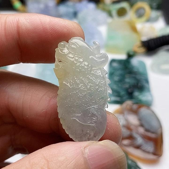 翡翠未镶嵌颈饰龙头鱼