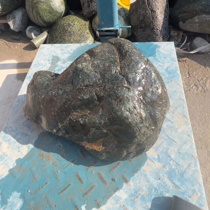 倍***赵蛇纹石玉未镶嵌把玩件8.5公斤