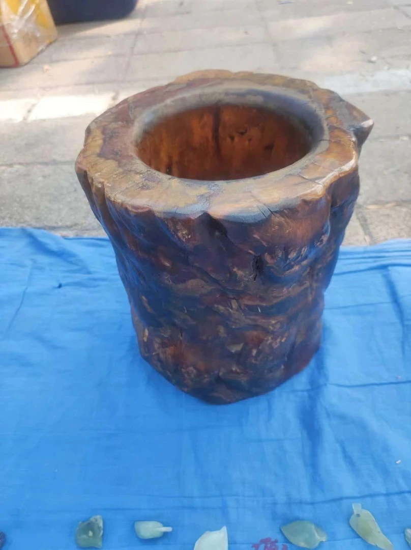 手雕木笔筒（见实物）一物一价