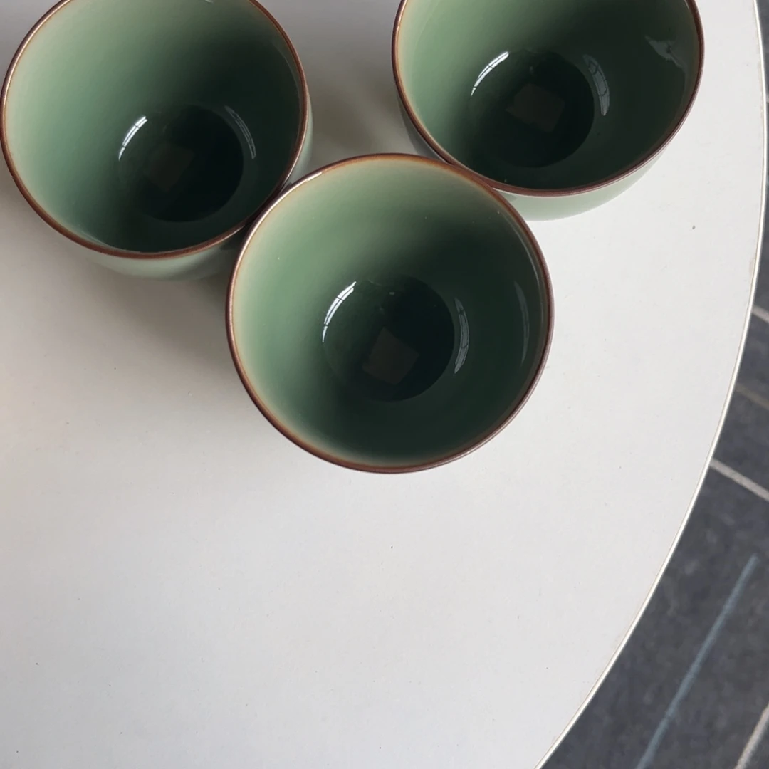 龙泉窑青釉瓷器茶杯三只