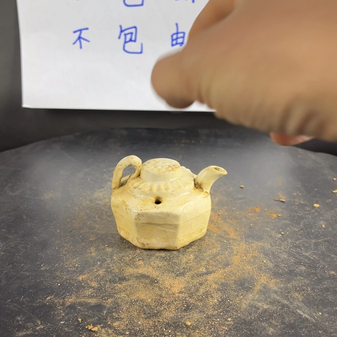 罐漂亮的小瓷器和