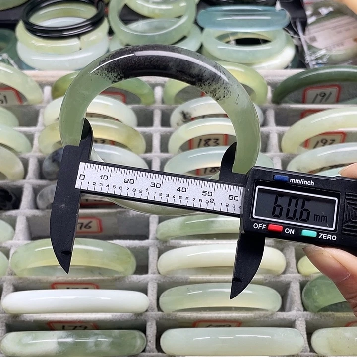 蛇纹石玉未镶嵌手镯192