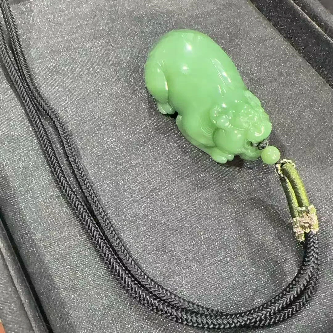 【俄七粉绿】和田玉碧玉俄料貔貅吊坠