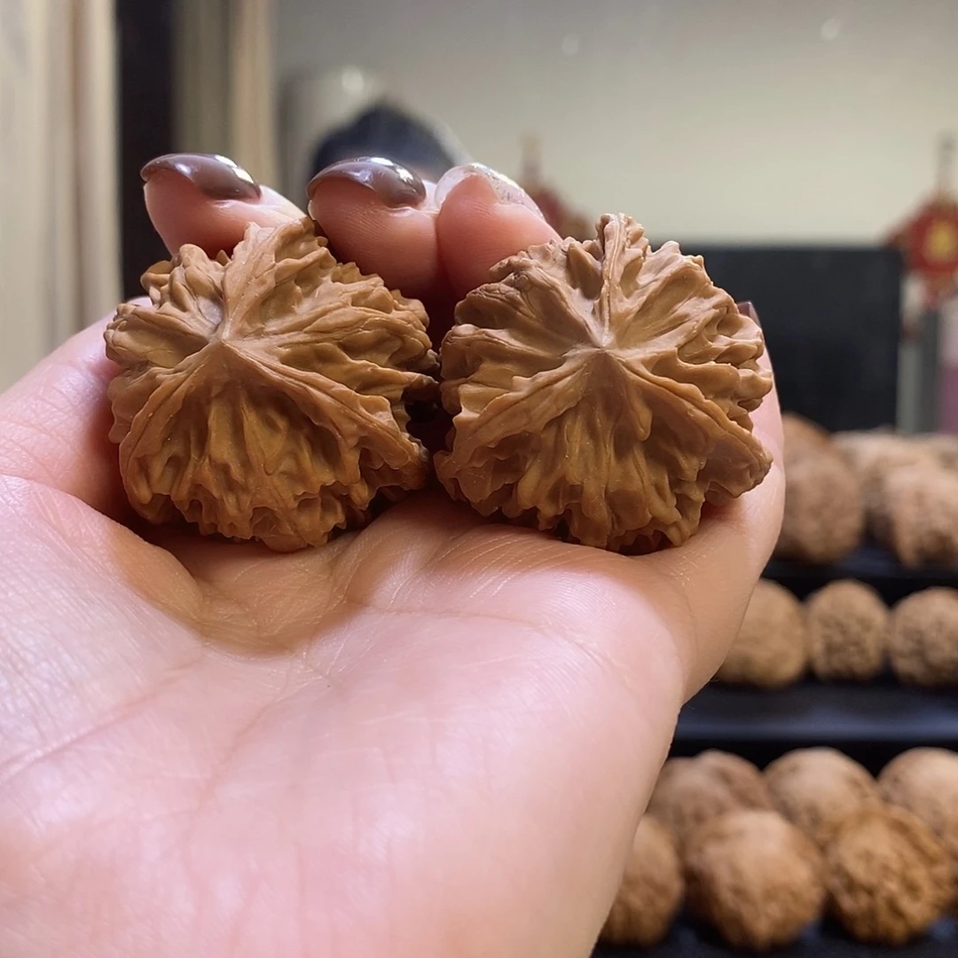 把件文玩核桃36岐山三棱有虫眼