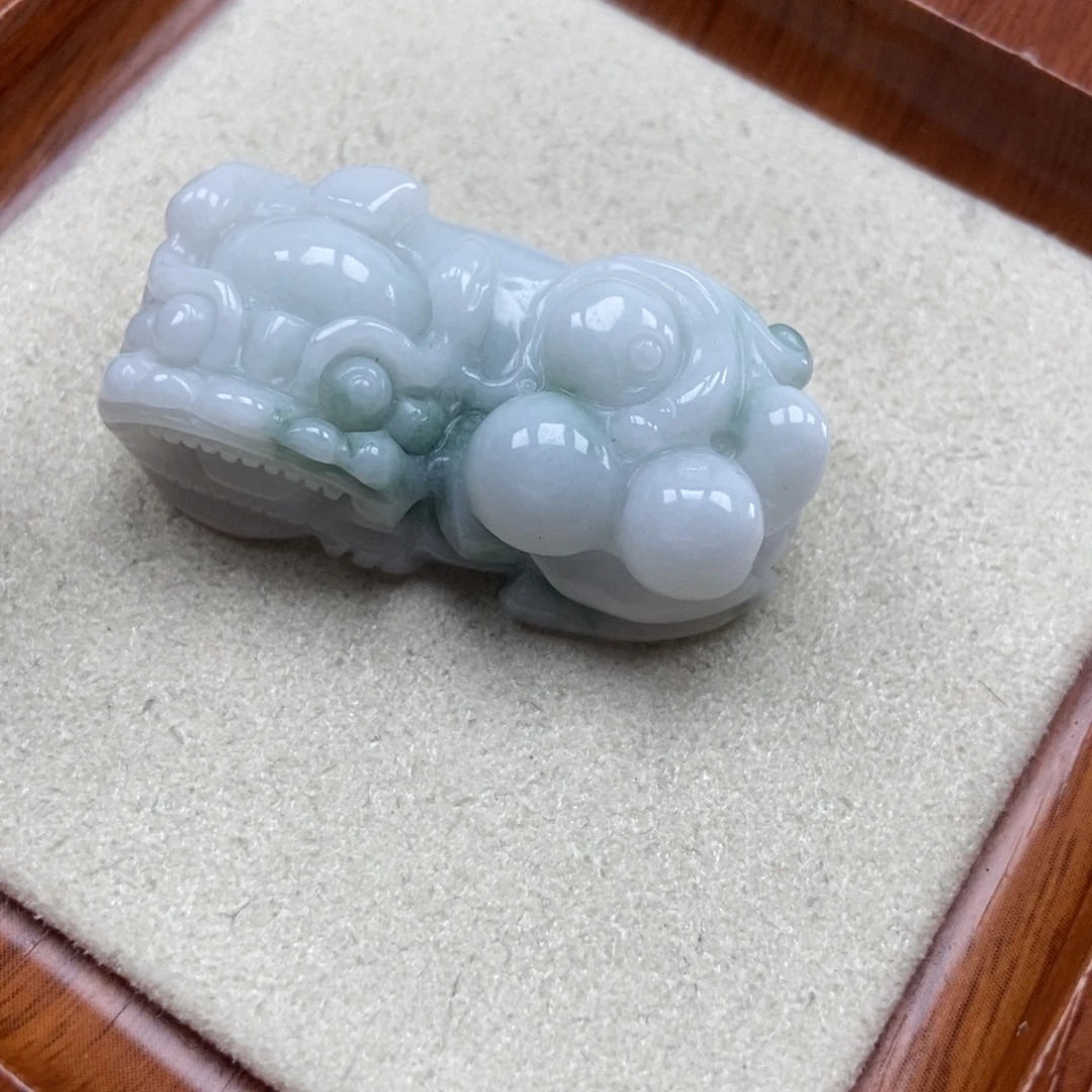 翡翠未镶嵌颈饰霸王
