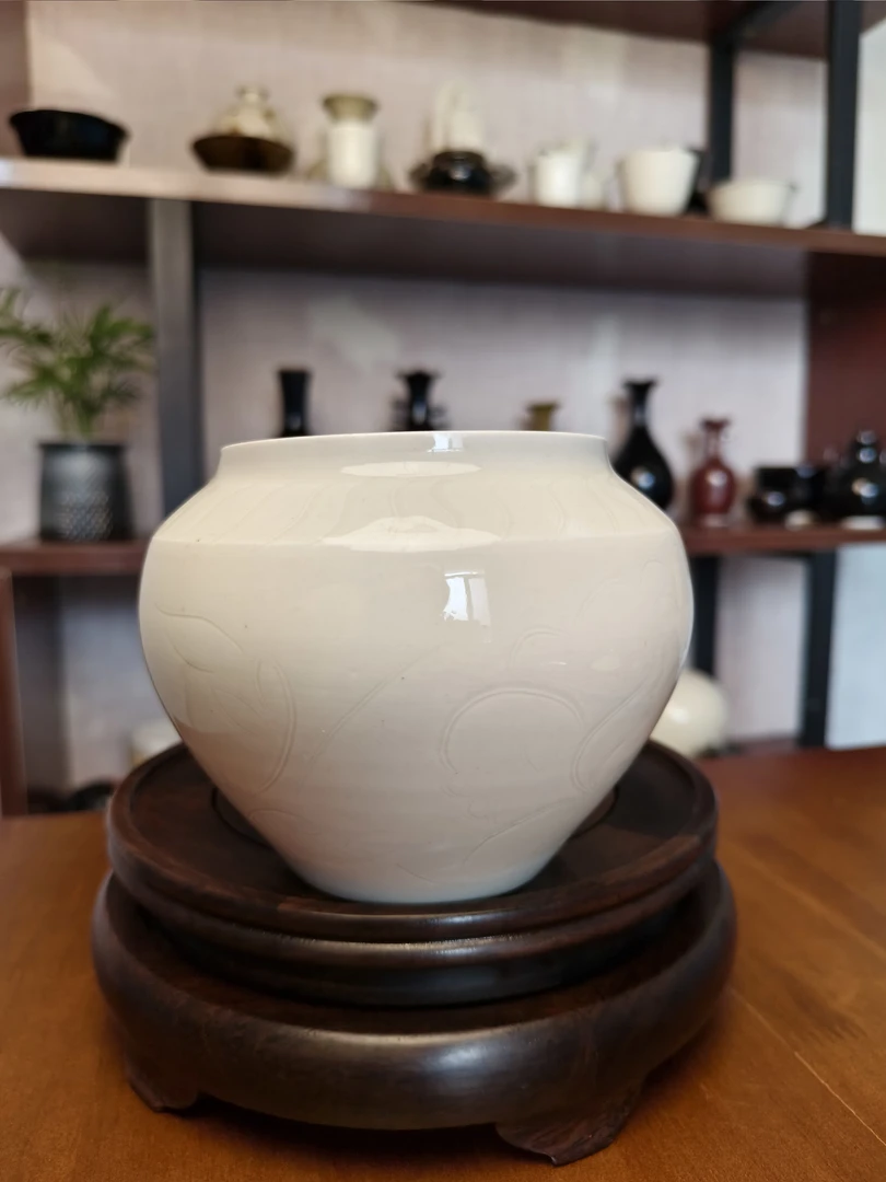 定窑白釉刻花莲纹罐