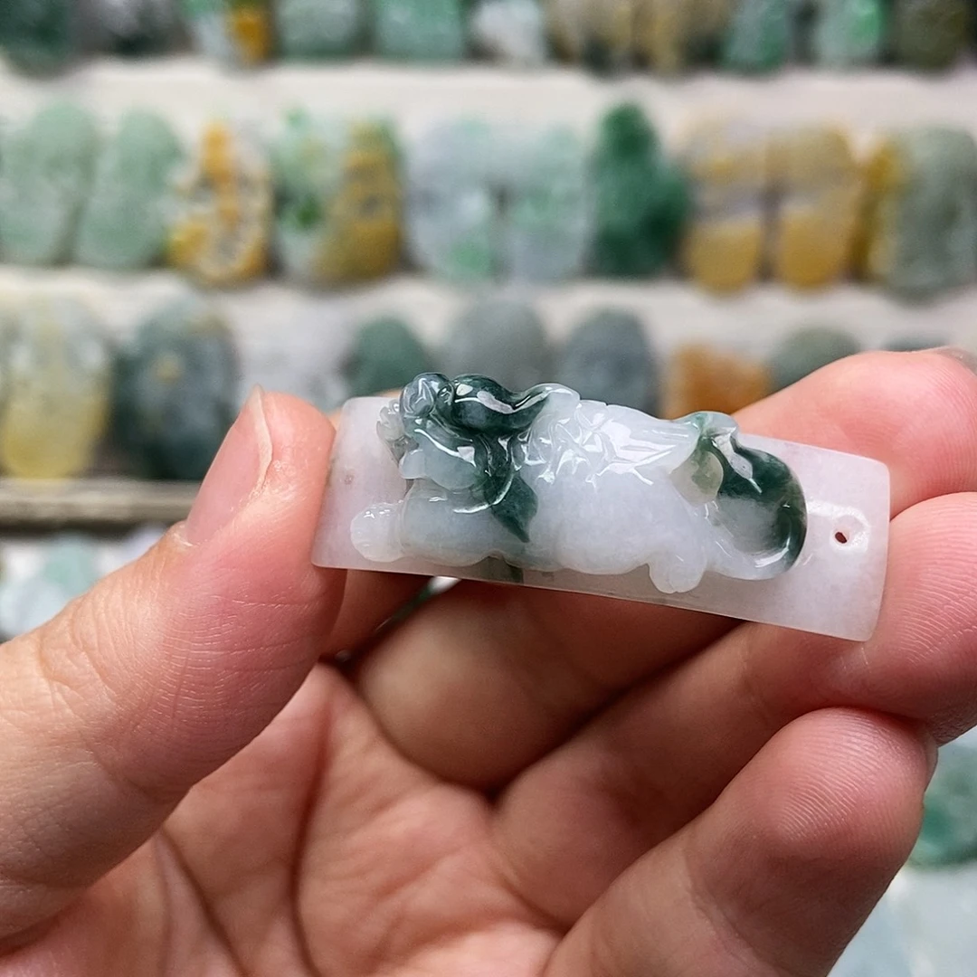 翡翠未镶嵌吊坠(赠链)