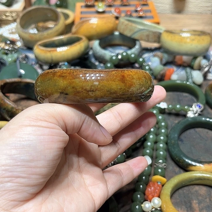 岫岩河磨玉（透闪石质玉）手镯未镶嵌蓝****娃