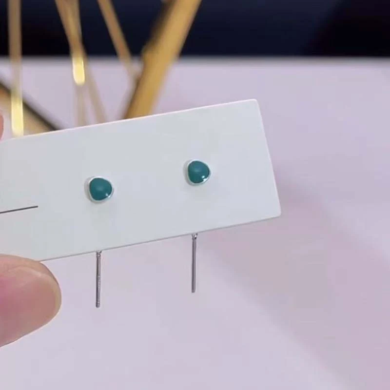 2025春款迷你短款绿耳线