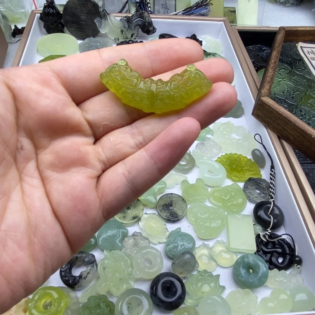 蛇纹石玉未镶嵌颈饰
