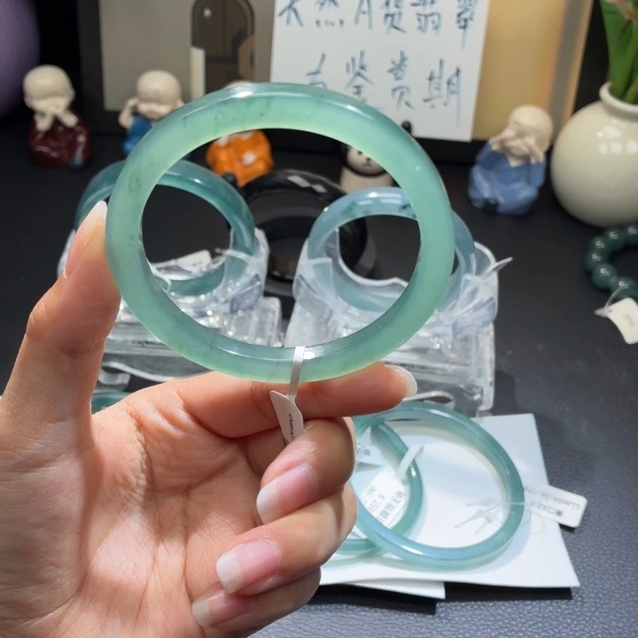 翡翠未镶嵌手镯冰绿飘花