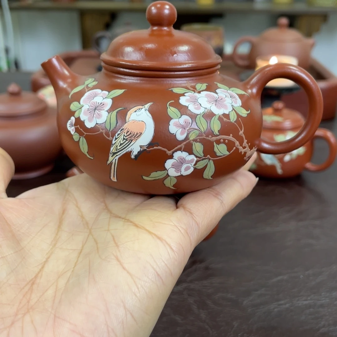 茶壶紫砂容天。
