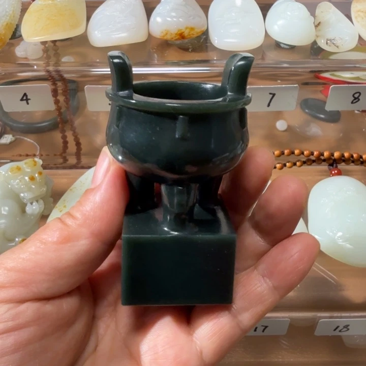 和田玉未镶嵌颈饰青玉三足鼎