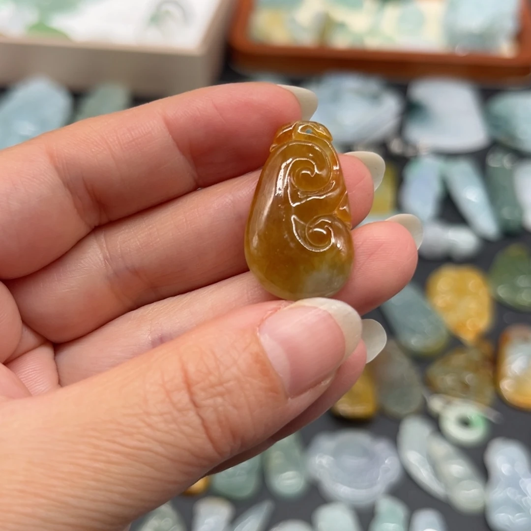 翡翠未镶嵌颈饰如意