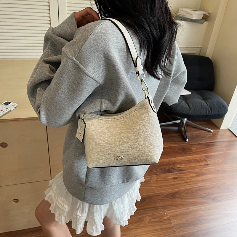 单肩运动风休闲风复古小包斜挎包复古肩包百搭通勤时尚网红