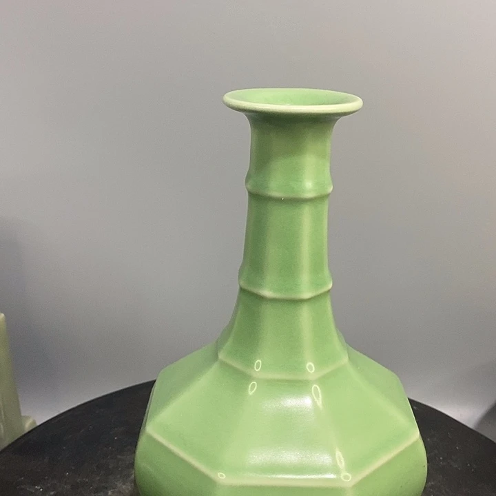 龙泉窑玄纹瓶造型美观